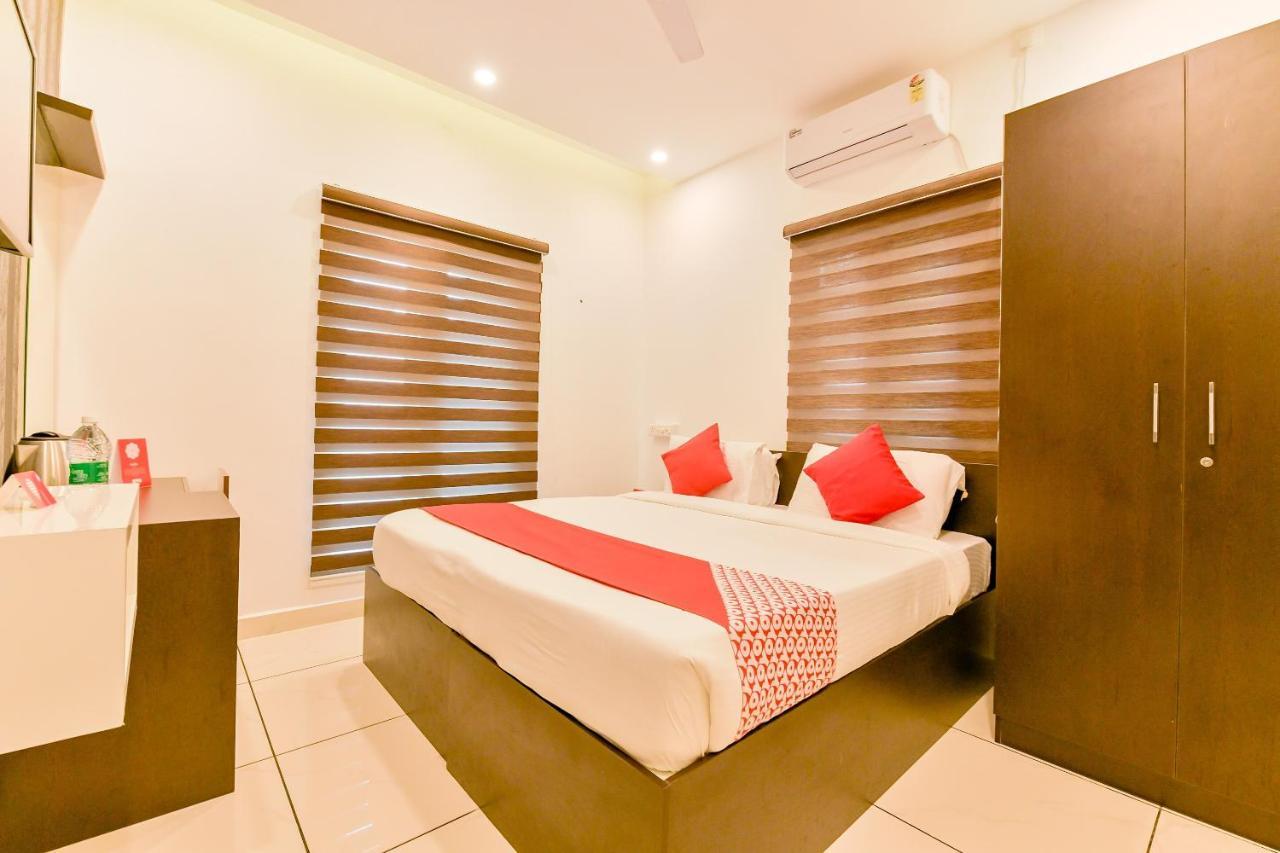 Vaccinated Staff - Oyo 15973 F Square Otel Kochi Dış mekan fotoğraf